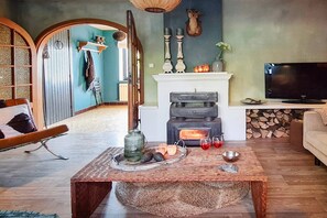 Smart TV, fireplace - Charming Garden Holiday Home for 6 (Weris)