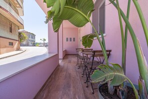 Outdoor dining - 'Beb della Stazione - Rosa' Room with Shared Terrace, Wi-Fi and Air Conditioning (Pachino)