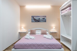 1 bedroom, WiFi, bed sheets - 'Beb della Stazione - Rosa' Room with Shared Terrace, Wi-Fi and Air Conditioning (Pachino)