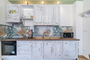 Frigorífico, microondas, horno y placa de cocina
