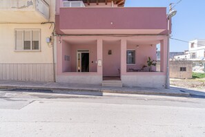 Exterior detail - 'Beb della Stazione - Capo Treno' Apartment with Wi-Fi and Air Conditioning (Pachino)