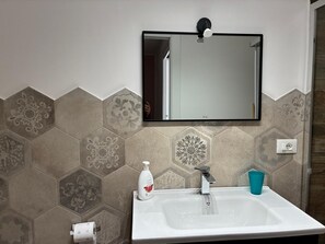 Bathroom - 'Beb della Stazione - Capo Treno' Apartment with Wi-Fi and Air Conditioning (Pachino)
