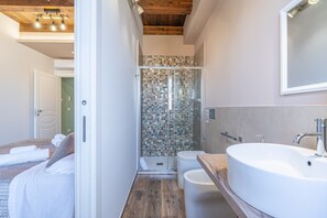 Shower, hair dryer, towels - Room 'Beb Della Stazione - Beige' with Shared Terrace, Wi-Fi and Air Conditioning (Pachino)