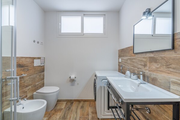 Shower, hair dryer, towels - Apartment 'Beb Della Stazione - Arrivo' with Wi-Fi and Air Conditioning (Pachino)