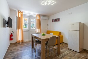 Dining - Apartment 'Beb Della Stazione - Arrivo' with Wi-Fi and Air Conditioning (Pachino)