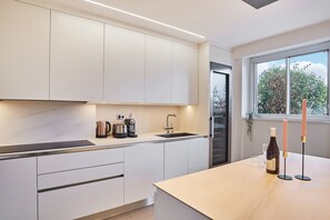 Apartamento | Cocina privada | Frigorífico, microondas, horno y lavavajillas