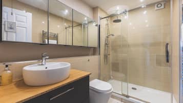 Douche, sèche-cheveux, serviettes fournies, savon