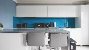 Micro-ondes, four, plaque de cuisson, lave-vaisselle