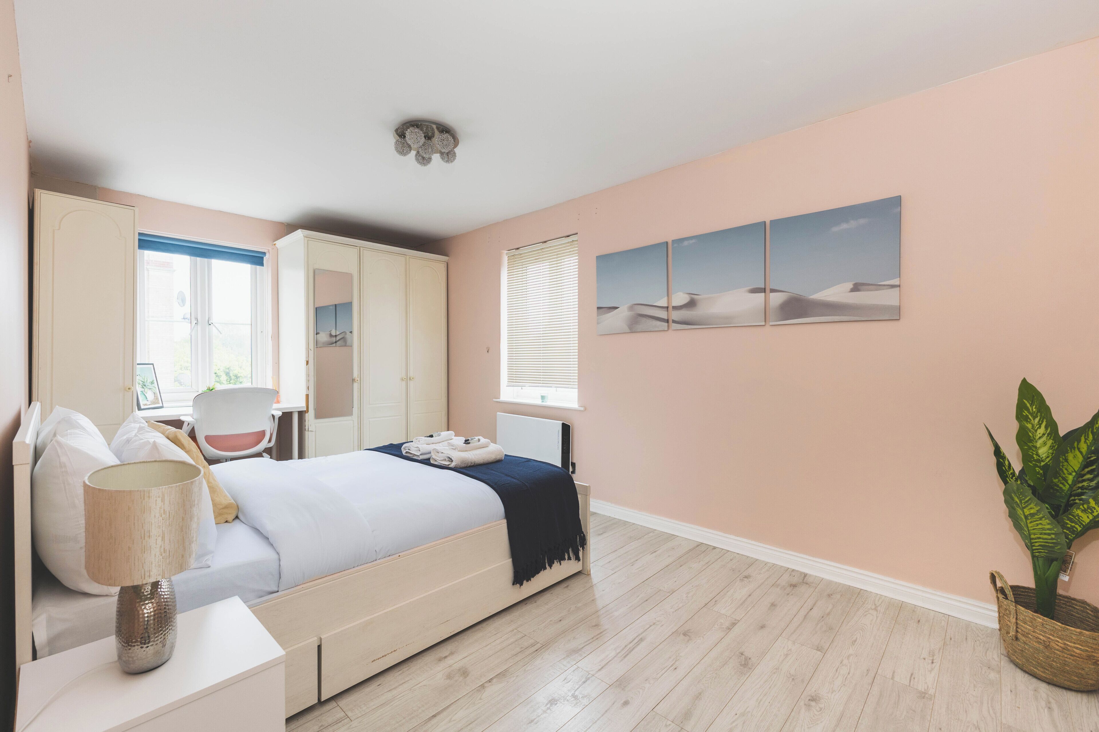 2 bedrooms, iron/ironing board, Internet, bed sheets
