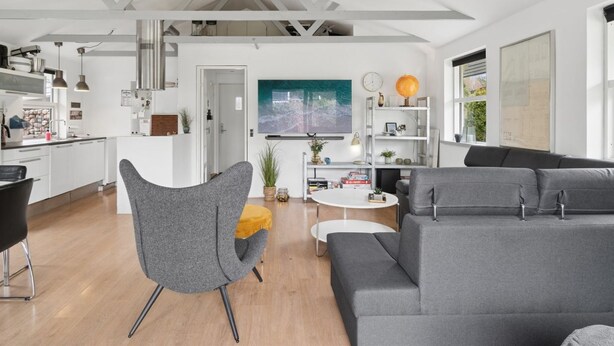 Un espacio habitable moderno con cocina, comedor y zona de estar.