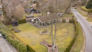 Una propiedad residencial con patio cercado, una casa independiente y un garaje.