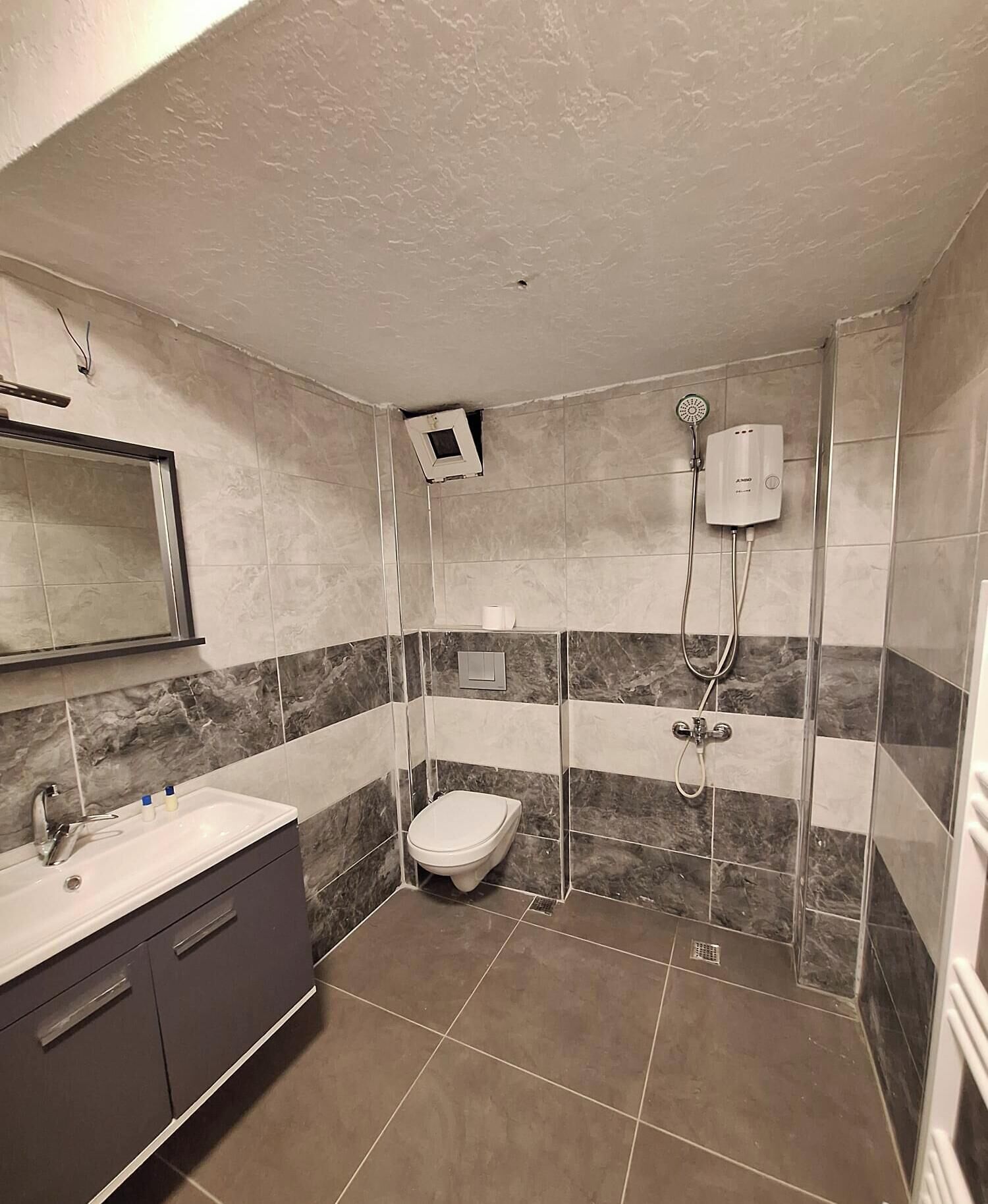 Een douche, een haardroger, handdoeken, zeep