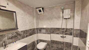 Een douche, een haardroger, handdoeken, zeep