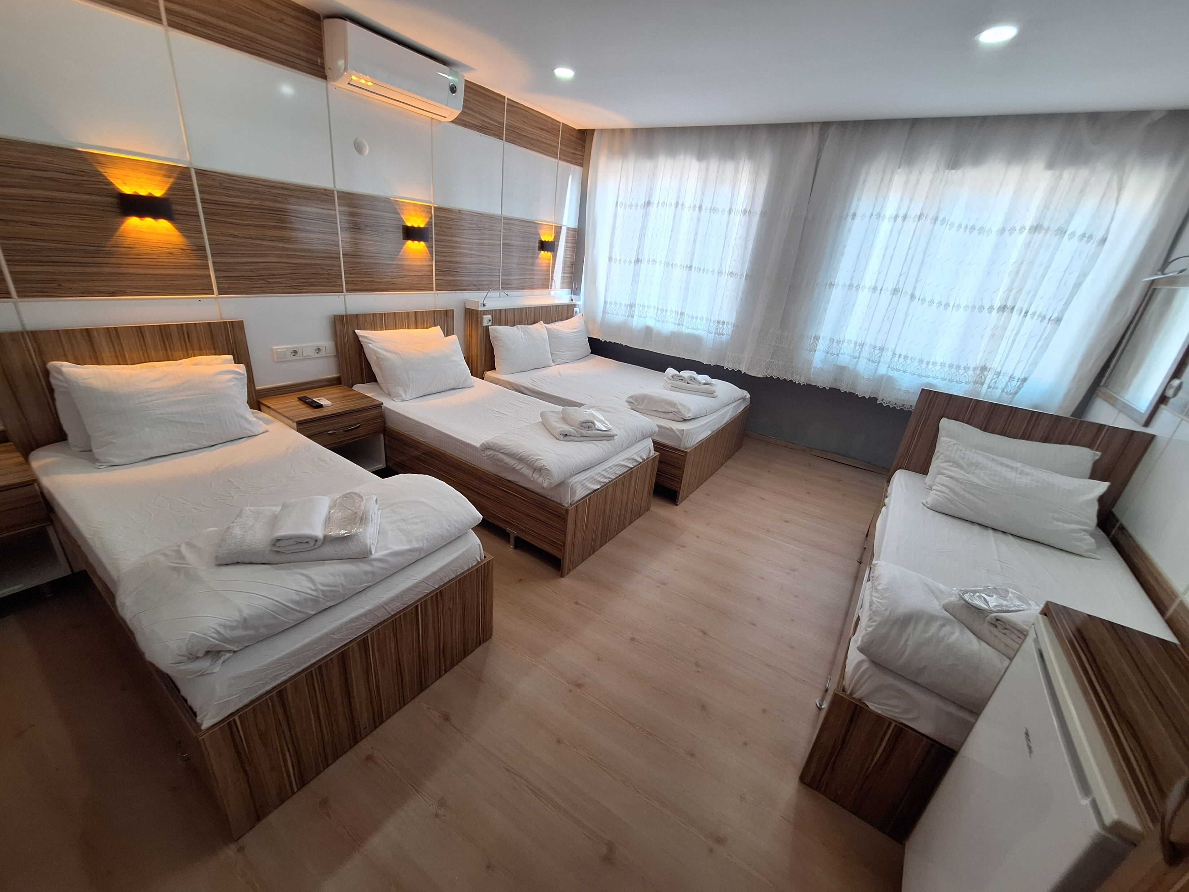 10 bedrooms, WiFi, bed sheets