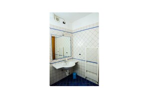 Douche, sèche-cheveux, bidet, serviettes fournies