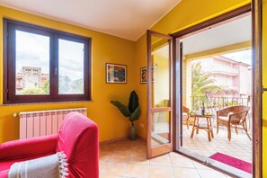 Living area - Spacious near downtown with private parking (Tortolì)