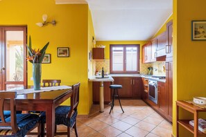 Private kitchen - Spacious near downtown with private parking (Tortolì)