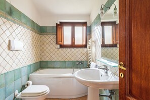 Shower, hair dryer, bidet, towels - Spacious near downtown with private parking (Tortolì)