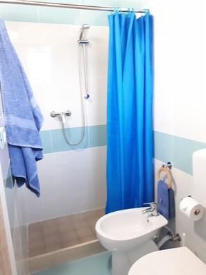 Shower, hair dryer, bidet, towels - Oltremare - Camera BLU (Vignacastrisi)