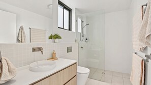 Shower, towels - Modern Beachside Luxury (Kings Beach)