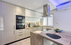 Fridge, microwave, oven, stovetop - Awesome home in Rovinjsko Selo (Rovinjsko Selo)