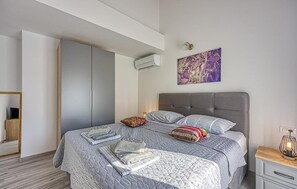 4 bedrooms, iron/ironing board, travel cot, free WiFi - Awesome home in Rovinjsko Selo (Rovinjsko Selo)
