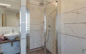 Shower, hair dryer - Gorgeous home in Rovinjsko Selo with WiFi (Rovinjsko Selo)
