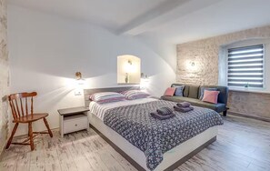 4 bedrooms, in-room safe, iron/ironing board, travel cot - Gorgeous home in Rovinjsko Selo with WiFi (Rovinjsko Selo)