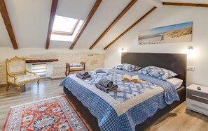 4 bedrooms, in-room safe, iron/ironing board, travel cot - Gorgeous home in Rovinjsko Selo with WiFi (Rovinjsko Selo)