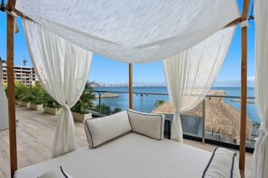 Property grounds - Luxury Oceanfront Condo with Jacuzzi +Beach Access (Cruz de Huanacaxtle)