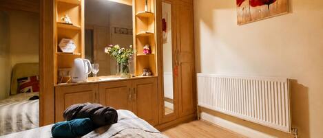 2 bedrooms, desk, iron/ironing board, free WiFi