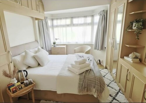 Cosy Double Room Retreat | Quiet Stay Near Heathrow Fast WiF