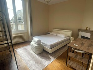 Room - 3-bedroom apartment in the heart of the Alpes Mancelles, 20 minutes from the 24h of Le Mans (Beaumont-sur-Sarthe)