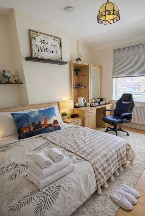 Une chambre bien rangée, avec un lit, un bureau, une chaise, une table de chevet, une lampe, un miroir, une fenêtre avec des stores et un globe terrestre fixé au mur.