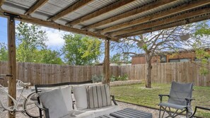 Terrace/patio - Stay Together & Spread Out: Stylish E Austin Craftsman+Casita Mins to Downtown! (Austin)