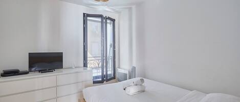 Apartment | 1 bedroom, laptop workspace, iron/ironing board, bed sheets