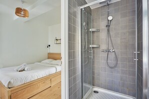 Apartment | Bathroom | Hair dryer, soap, shampoo - Charming Apartement Boulogne Billancourt Center (Boulogne-Billancourt)