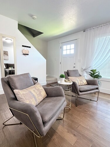 Cozy 2-bedroom apartment in vibrant downtown Vancouver