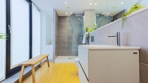 A modern bathroom with a shower, toilet, and sink. - Boutique King Suite - Penarth (Vale of Glamorgan)