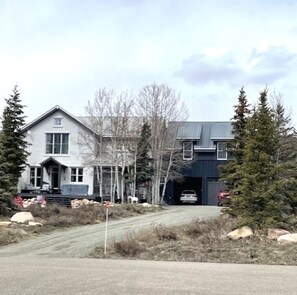 Exterior - Fabulous 4-bedroom house in Crested Butte South - amazing ranch & mountain views (Crested Butte)