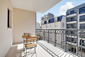 Apartment | Outdoor dining - Elegant Appt - 1bdr/2p - Near Paris & La Defense (Suresnes)