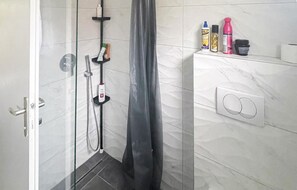Shower, hair dryer - 4 bedroom pet friendly home in Miholascica (Miholascica)