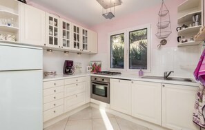 Fridge, microwave, oven, stovetop - 4 bedroom pet friendly home in Miholascica (Miholascica)