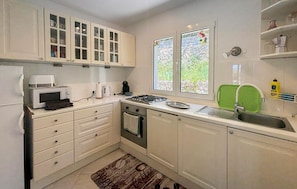 Wasserkocher mit Kaffee-/Teezubehör, Kühlschrank, Mikrowelle, Ofen