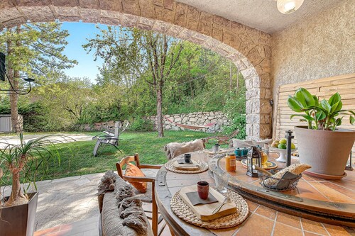 Guest Room – 40 m² Master Suite with Mountain View & Private Pool