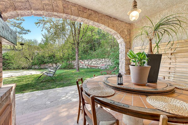 Outdoor dining - Guest Room – 40 m² Master Suite with Mountain View & Private Pool (Gap)