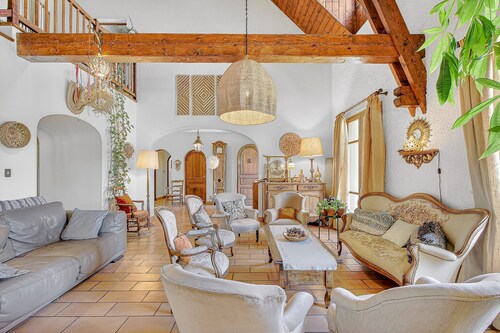 Guest Room – 40 m² Master Suite with Mountain View & Private Pool