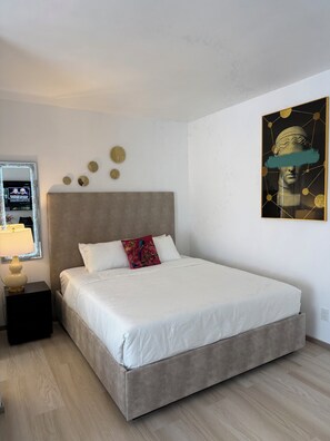 1 bedroom, iron/ironing board, WiFi, bed sheets - Elegant Monet Studio Apartment (Los Angeles)