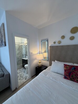 Room - Elegant Monet Studio Apartment (Los Angeles)