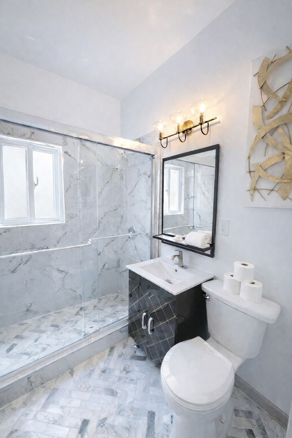 Secadora de cabello, toallas, jabón, papel de baño 